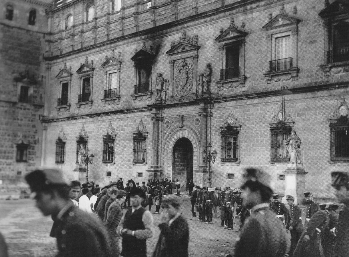 El Alcázar tras el incendio acaecido el 9 de enero de 1887. Imagen captada por el fotógrafo Juan Comba (1852-1924). 