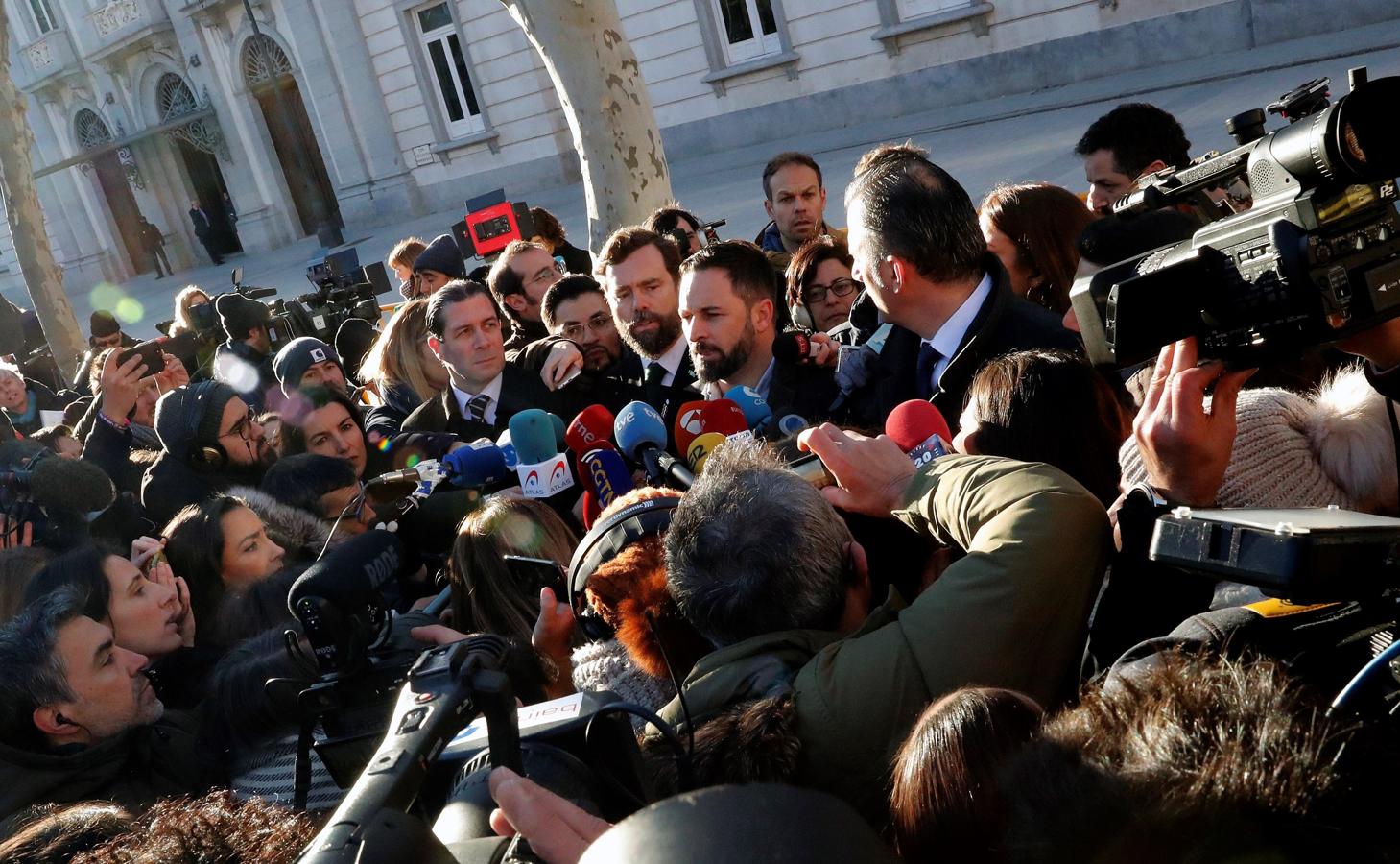 El líder de Vox, Santiago Abascal (c), hace declaraciones a los medios en las inmediaciones del Tribunal Supremo.. 