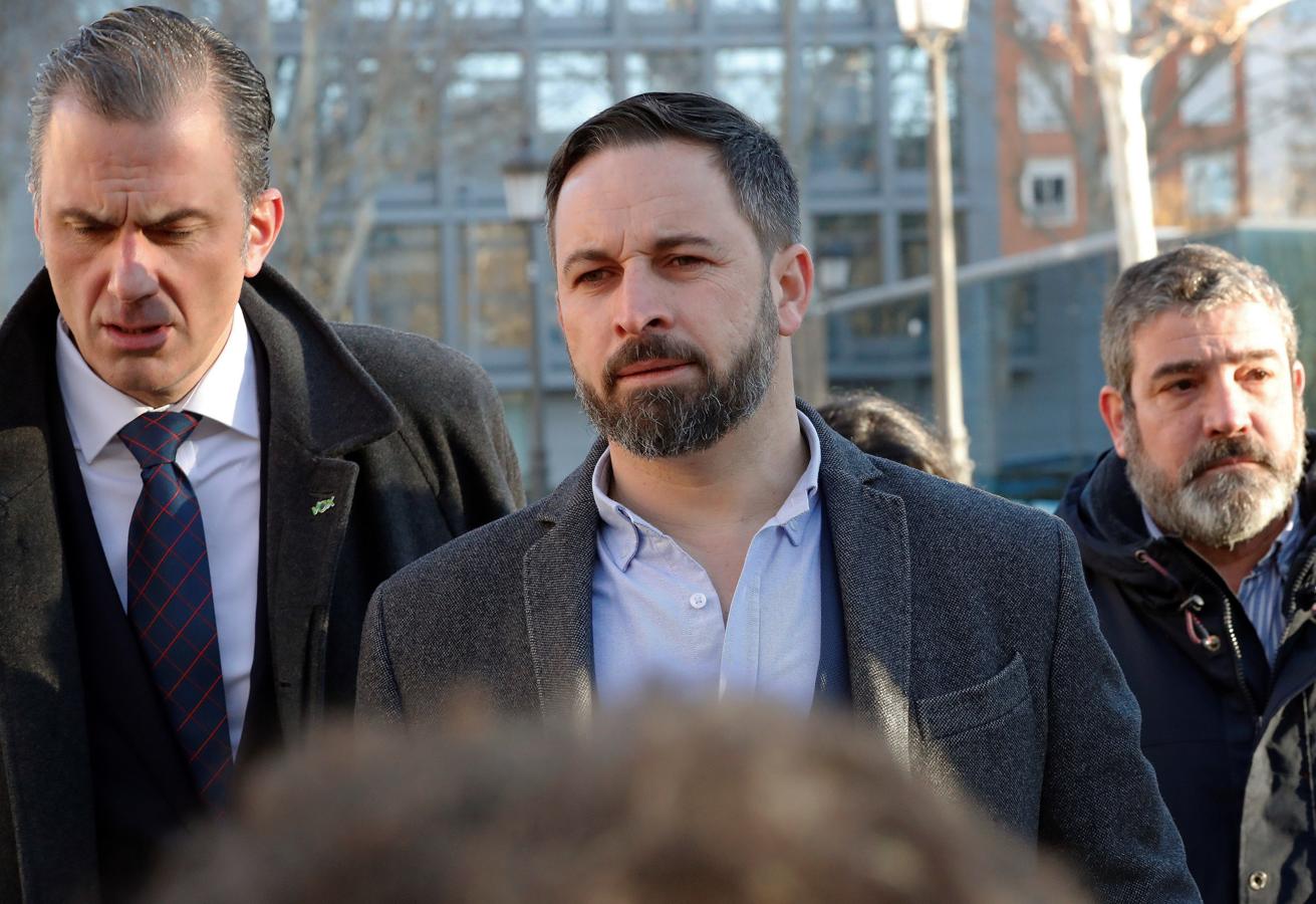 El líder de Vox, Santiago Abascal (c), junto al secretario general, Javier Ortega Smith (i), a su llegada al Tribunal Supremo.. 