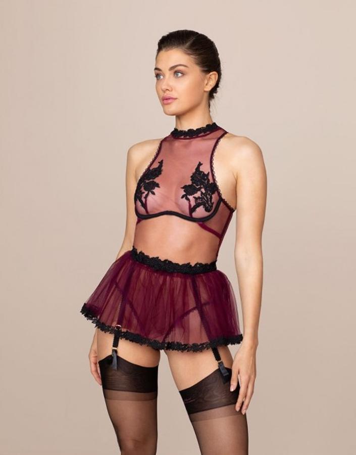Agent Provocateur, firma británica de moda lencero tiene algunos de los diseños más recurrentes para San Valentín. Diseños semitransparentes, con bordados y de encaje son los que predominan en una colección donde el rojo, como no podía ser de otra manera, se presenta en varias tonalidades. Este body con falda de tul está disponible por 700 euros.