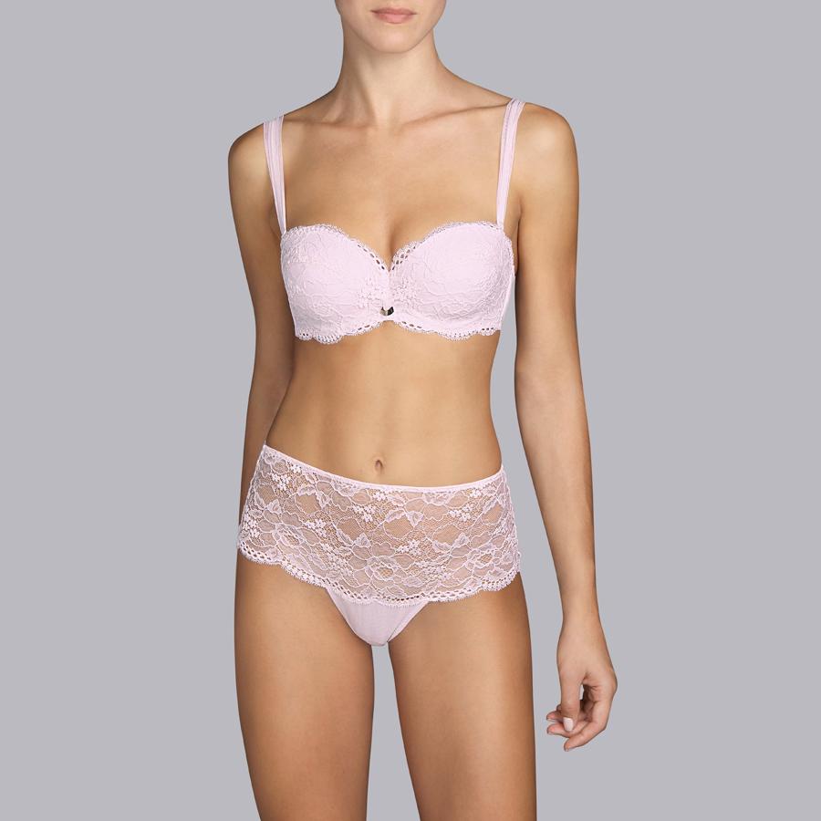 El blanco es uno de los colores más elegantes dentro de la lencería de lujo. Y Andrés Sardá ha querido aprovechar este dato para llevar este color a las piezas más sexys pero sin caer en lo ordinario. Este conjunto de encaje con braga de talle alto junto con sujetador a juego cuesta alrededor de 270 euros.