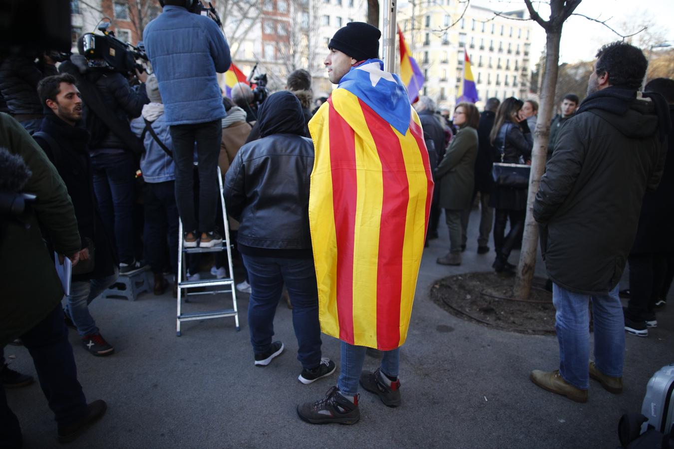 Un hombre porta una bandera estelada, en una concentración pro-independentista a las puertas del Tribunal Supremo.. 