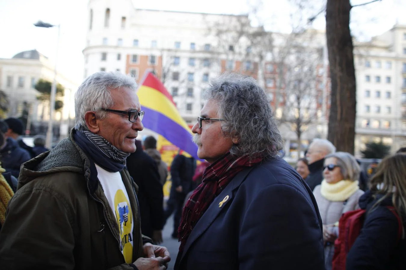 El portavoz de Esquerra Republicana per Catalunya en el Congreso de los Diputados, Joan Tardà (d), en una concentración pro-independentista en la entrada del Tribunal Supremo,. 