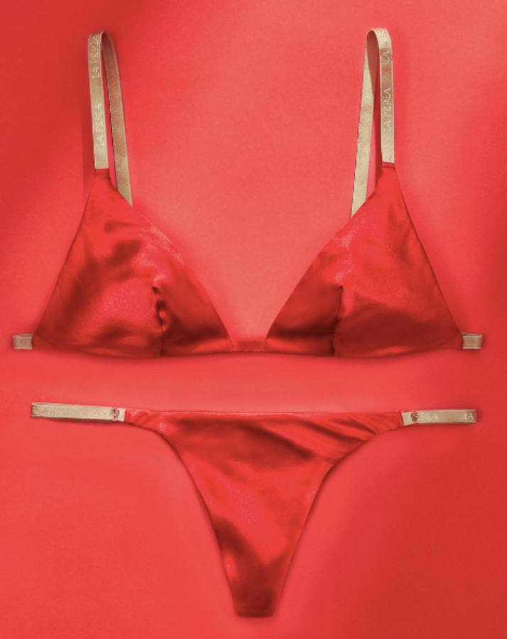 Como era de esperar, las firmas de moda ya han preparado sus selecciones especiales para San Valentín, y el rojo es el color por excelencia de un día tan señalado. Las piezas lencero, semitransparentes y de encaje son las que más triunfan el 14 de febrero, donde el erotismo y la sensualidad son los verdaderos protagonistas. Este conjunto rojo con tiras doradas es de la marca de lencería premium italiana La Perla.