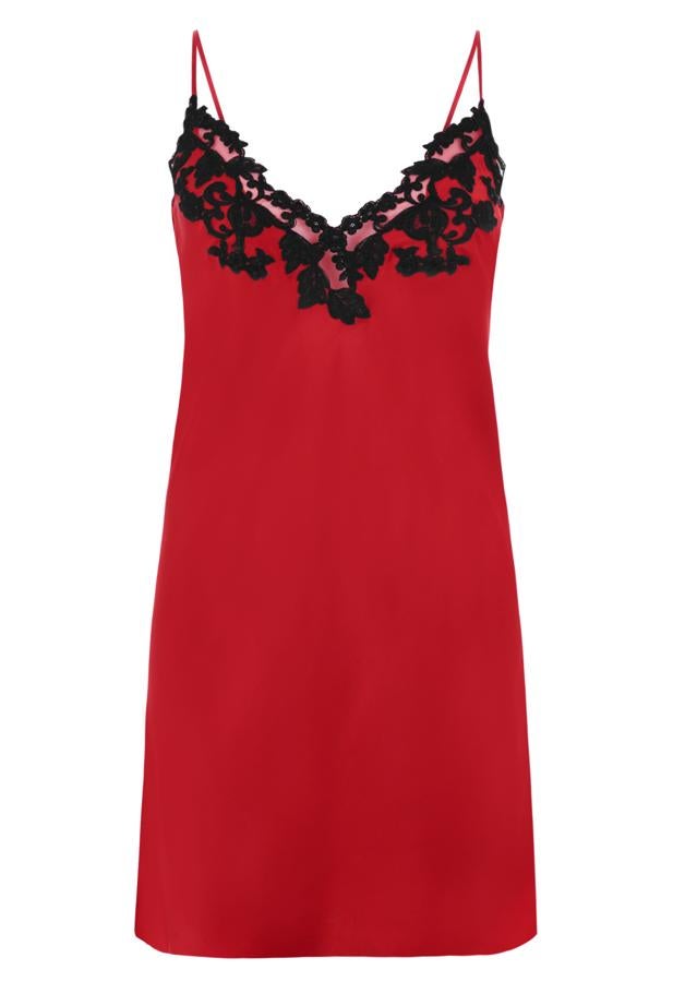 La firma de moda italiana La Perla siempre será una buena opción para adquirir, entre otros muchos productos, su colección de lencería para la noche. Al estar tan cerca el 14 de febrero han abierto una sección de ‘regalos para ella’, aunque resulta mucho más tentador adquirirlo para lucirlo ese día. Este camisón con encaje está disponible en más colores por 451 euros.