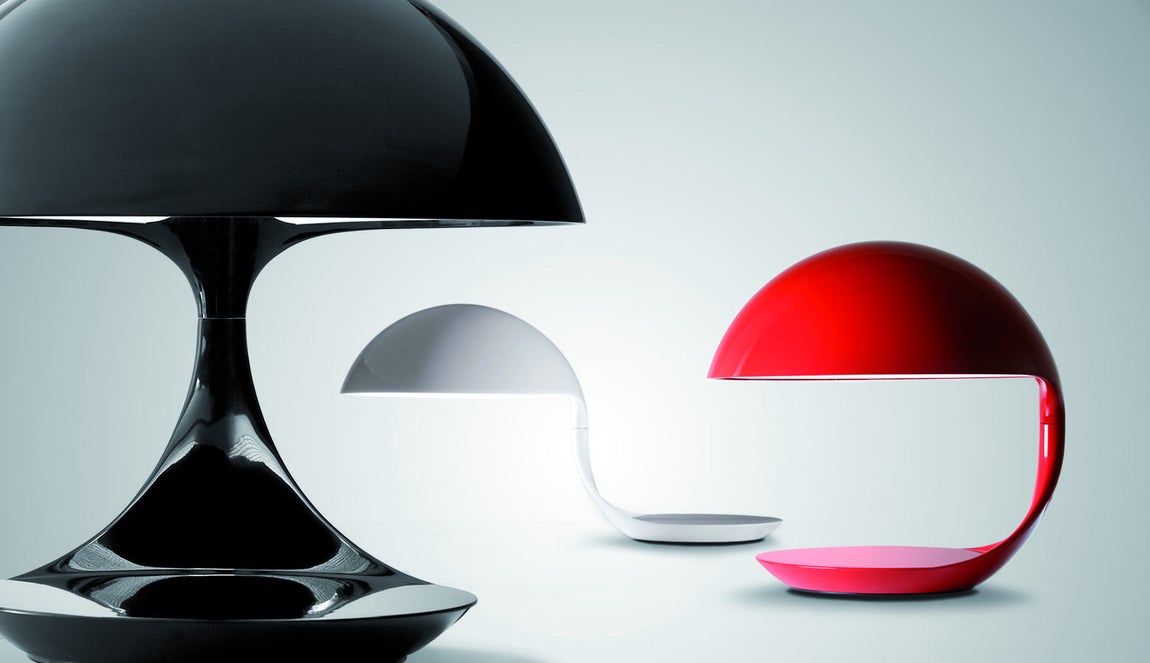 Martinelli. Con una rotación de su pantalla de 360º, el modelo Cobra de <a href="http://www.martinelliluce.it" target="_blank">
Elio Martinelli
</a>, realizado en 1968 en resina, fue uno de los primeros prototipos de luminaria realizada en este material (y convertido en todo un icono del diseño). De luz directa o indirecta, sobre una mesa de despacho consigue un aire «retro».