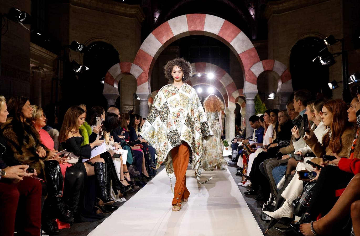 El desfile de Óscar de la Renta con los arcos de la Mezquita de Córdoba como fondo