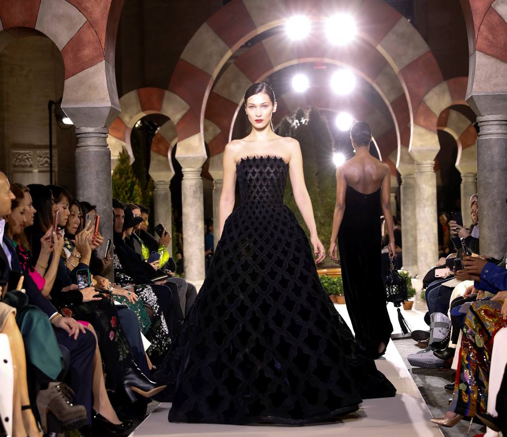 El desfile de Óscar de la Renta con los arcos de la Mezquita de Córdoba como fondo