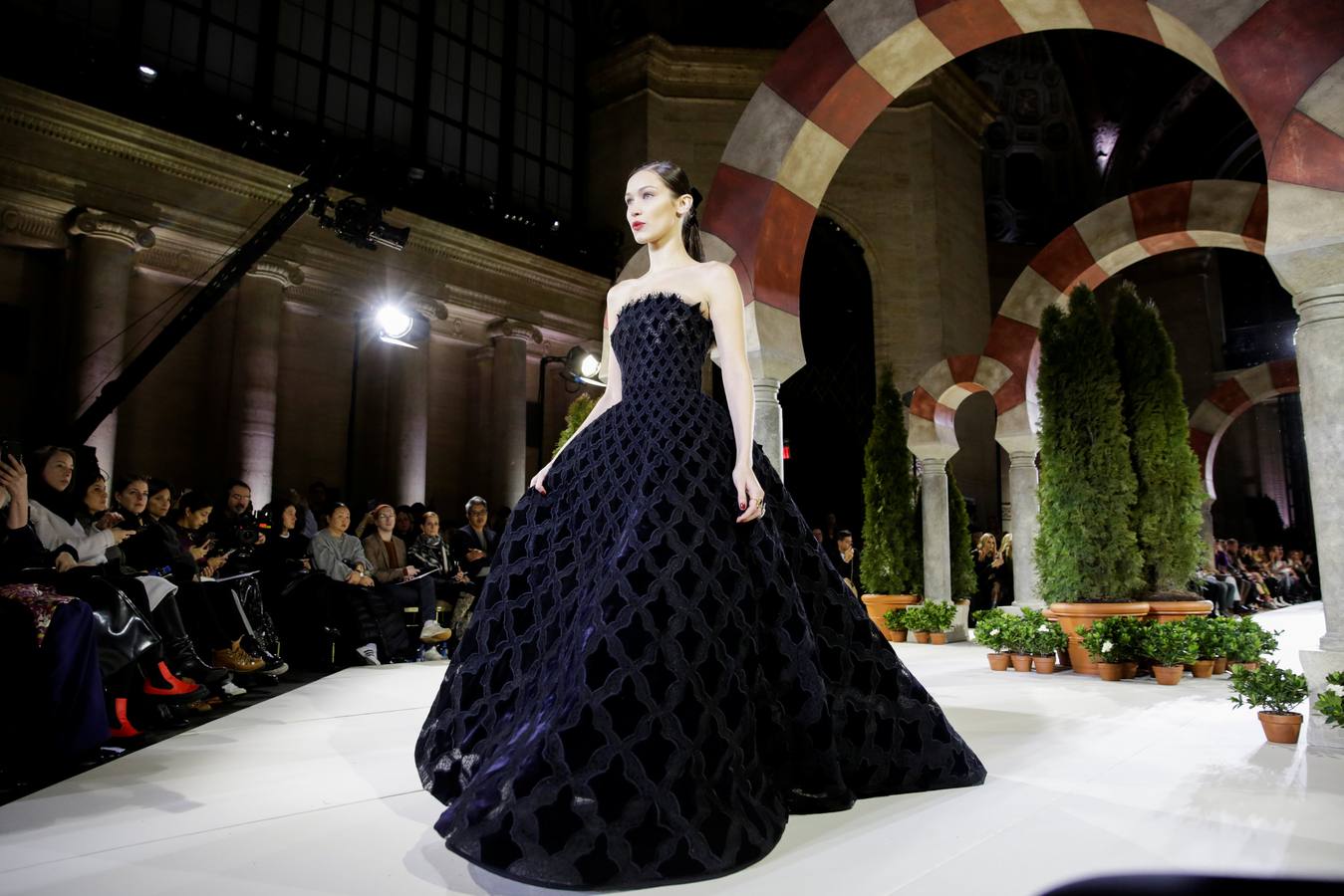 El desfile de Óscar de la Renta con los arcos de la Mezquita de Córdoba como fondo