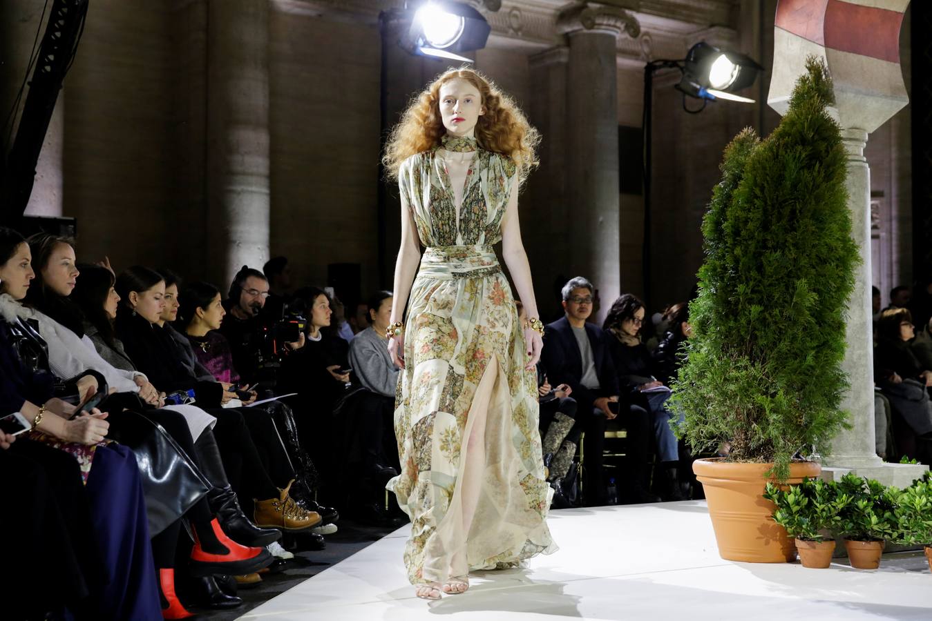 El desfile de Óscar de la Renta con los arcos de la Mezquita de Córdoba como fondo