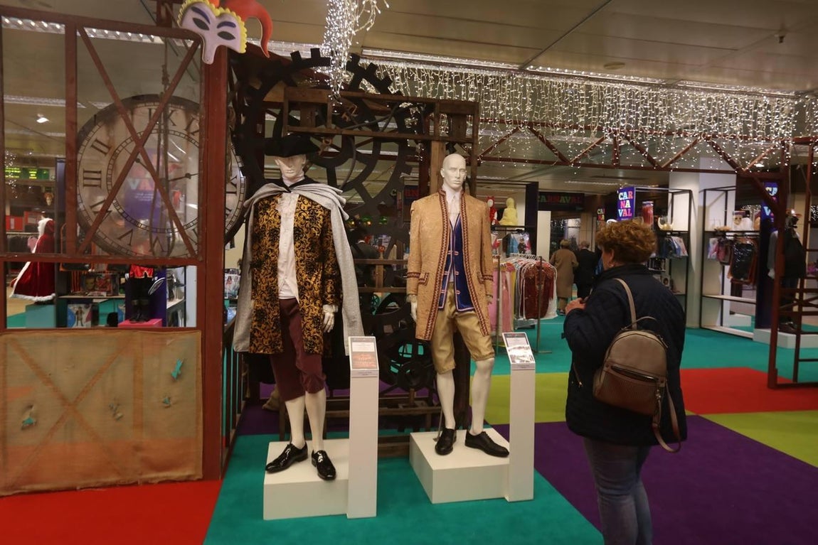 Exposición de disfraces de coros de Carnaval en El Corte Inglés