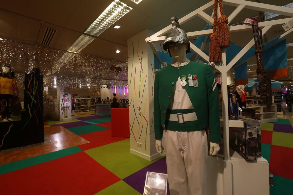 Exposición de disfraces de coros de Carnaval en El Corte Inglés