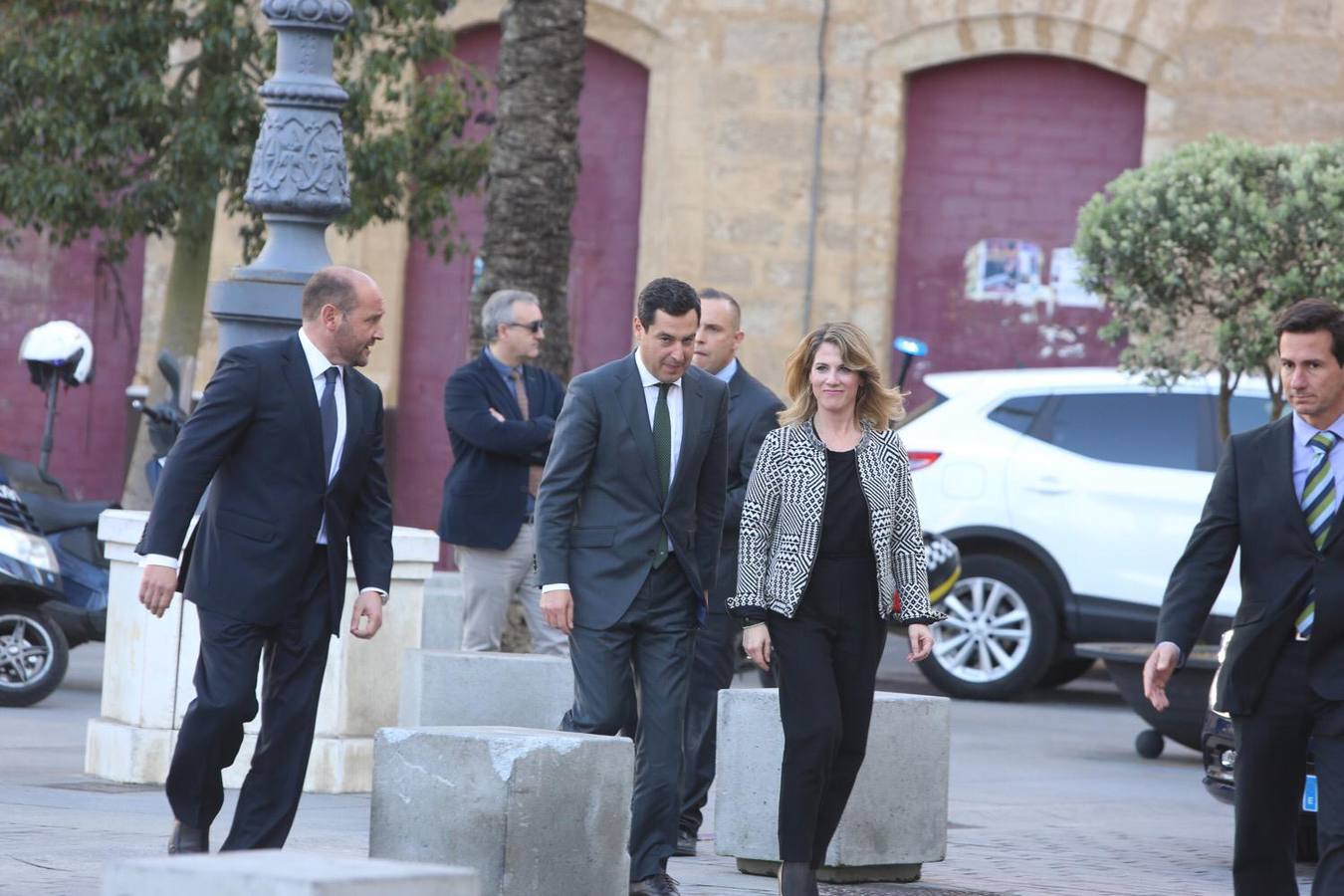 Las imágenes de la visita del Presidente de la Junta al Ayuntamiento y la diputación de Cádiz