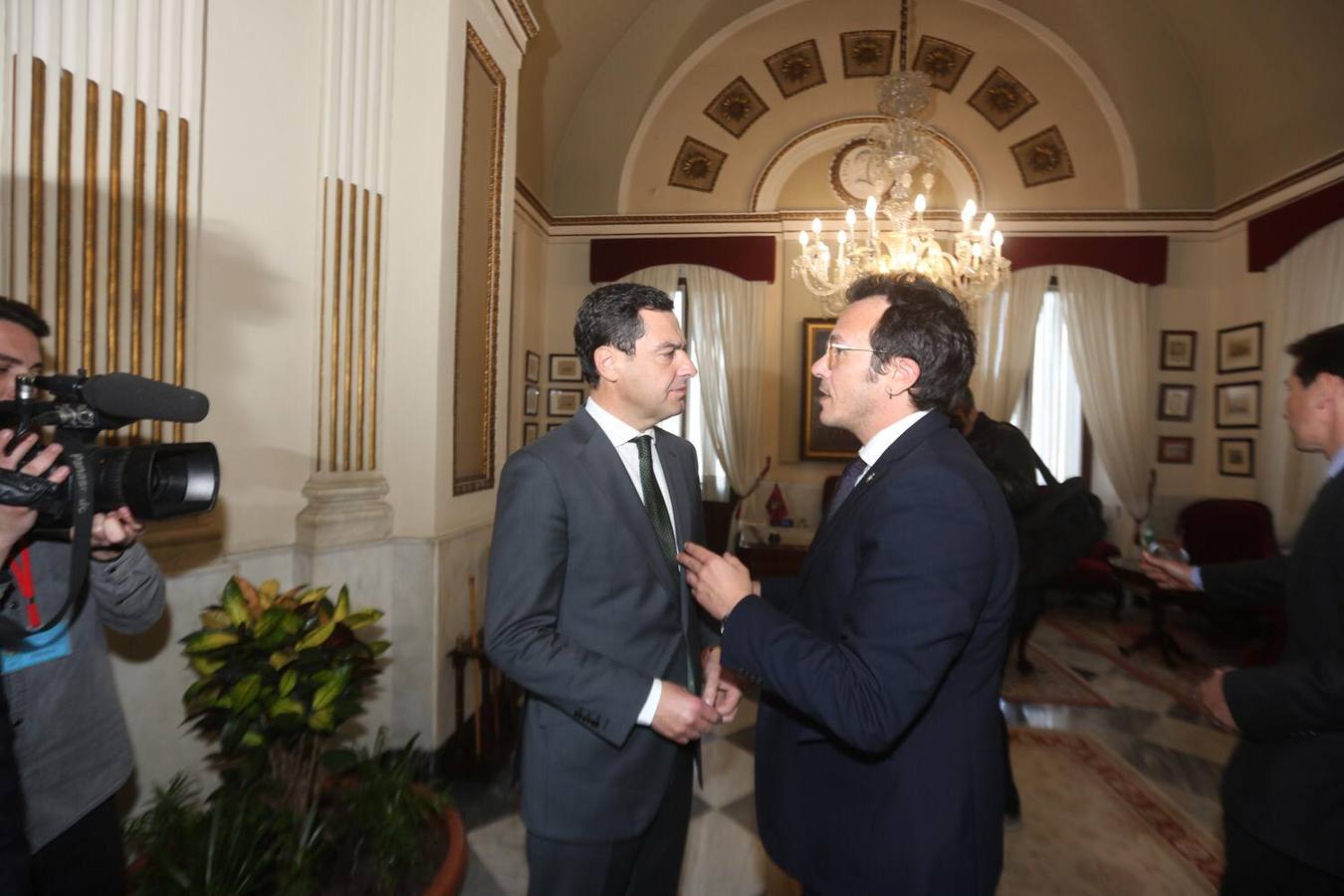 Las imágenes de la visita del Presidente de la Junta al Ayuntamiento y la diputación de Cádiz