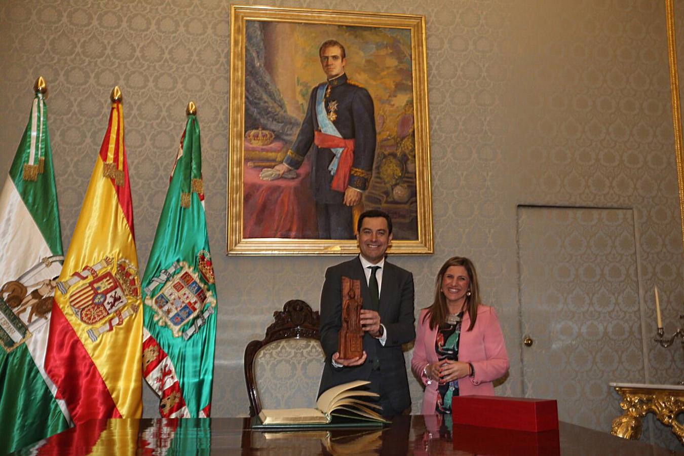 Las imágenes de la visita del Presidente de la Junta al Ayuntamiento y la diputación de Cádiz