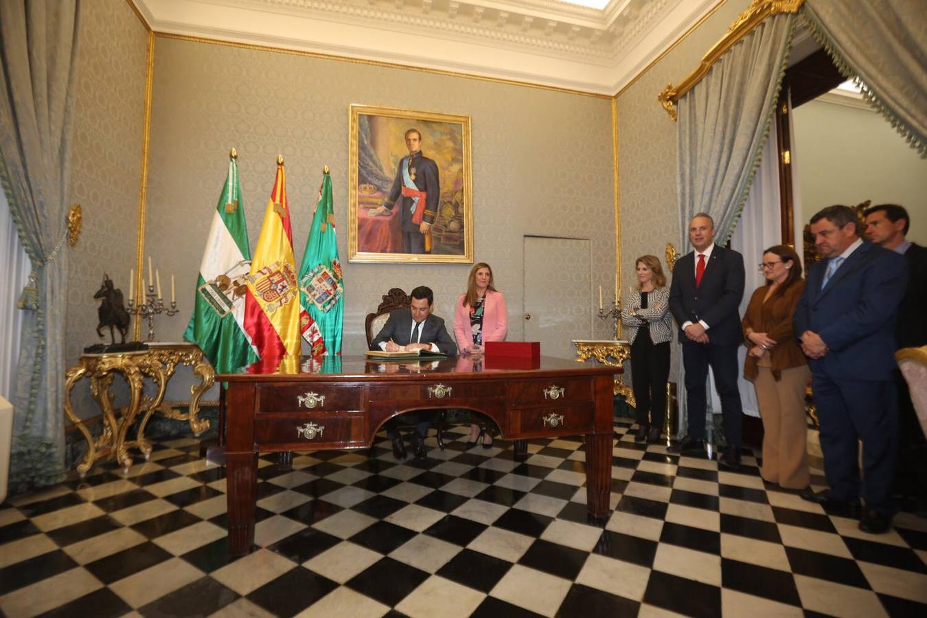 Las imágenes de la visita del Presidente de la Junta al Ayuntamiento y la diputación de Cádiz