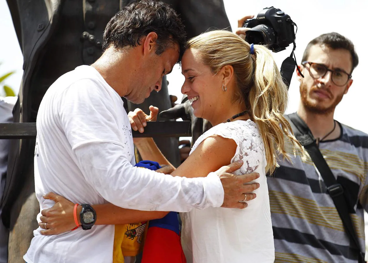 Cinco años de la injusta prisión de Leopoldo López. El líder opositor junto a su esposa en la plaza de Chacaíto minutos antes de entregarse a la Policía de Nicolás Maduro