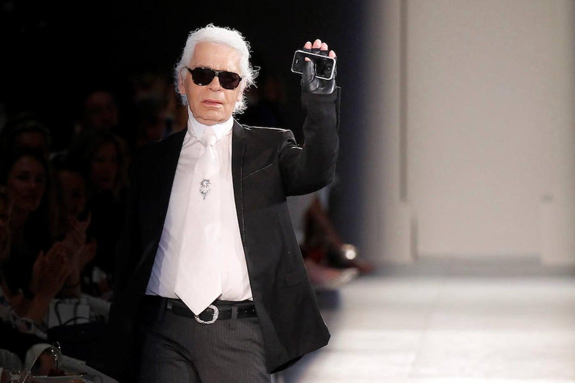 «Cuando tenía 14 años, quería fumar porque mi madre fumaba como una lcoa. Quería fumar para parecer mayor. Pero mi madre me dijo: No deberías fumar. Tus manos no son tan bonitas y eso es lo que se ve cuando fumas». 