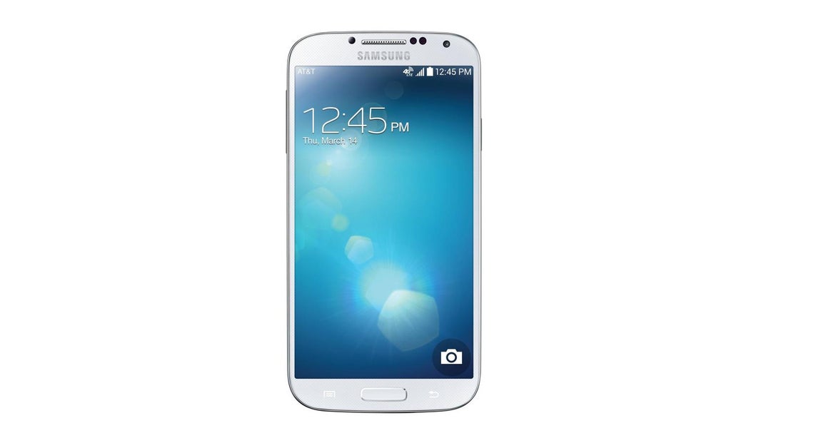 Apuesta por el diseño: más fino y ligero. Con notables cambios estéticos, el Samsung Galaxy S4 fue el primer modelo en incorporar una pantalla Full HD de tipo Super Amoled de 5 pulgadas. Vino con 2 GB de RAM y un mejor procesador, el Snapdraton 600, fabricado por Qualcomm, aunque con su variante de producción propia, el Exynos 5410. Su cámara estaba a la altura: 13 megapíxeles. A nivel de diseño, el terminal añadió unos elegantes marcos metálicos, así como nuevos botones de control. Más ligero que sus predecesores, el móvil, además, un innovador sistema  de control inteligente por el cual la pantalla permanece encendida mientras el usuario dirige su mirada hacia ella.