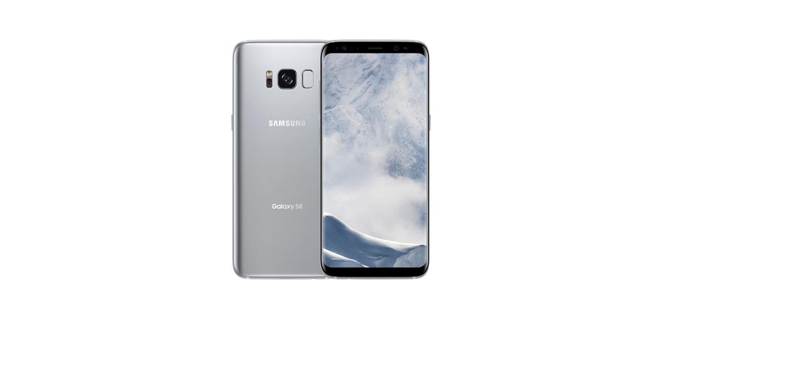 Adiós a los botones, hola pantalla infinita. Con la llegada del Galaxy S8, en 2017, Samsung daba un giro magistral e importante a la evolución de su teléfono. Por lo pronto, se rompió con lo tradicional para introducir un diseño radical en el que se apostaba por las pantallas apenas sin bordes, con lo que para lograr este cometido había que retirar cualquier botón físico. Consolidó, a su vez, las dos gamas, una versión «normal» (5.8 pulgadas) y otra «plus» de mayor tamaño (6,2 pulgadas) con resolución QHD (2.560 x 1.440 p.). Como lo demandado por los consumidores, este modelo fue una bestia técnica gracias a sus procesadores de ocho núcleos a 2.3 GHz y 4 GB de memoria RAM. Contaba con cámaras de 12 megapíxeles (frontal de 8 megapíxeles), y una potente batería de 3.000 mAh (3.500 mAh en el caso del modelo Galaxy S8 Plus). Además de añadir un escáner de iris y reconocimiento facial, esa temporada fue el debut de un asistente virtual llamado Bixby que, pese a lo llamativo de su propuesta, fue todo un fracaso inicialmente.