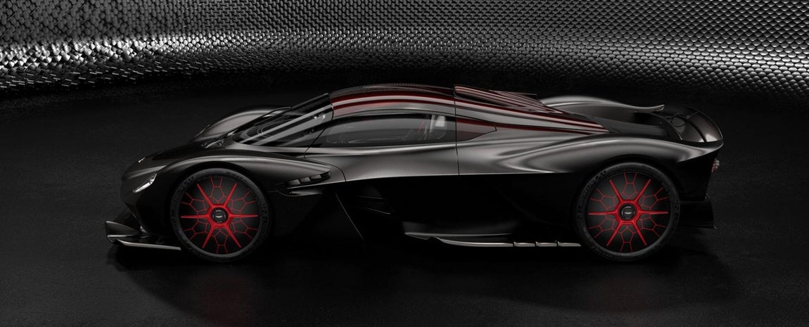 Aston Martin Valkyrie. El hiperdeportivo británico a pasado de ser Aston Martin para convertirse en Aston Martin Valkyrie, y con ello ha cambiado de forma. Este coche se pondrá la venta en pocos días, y aunque todavía nadie conocido lo ha probado, se cree que ya están pensando en quién le va a coger el relevo: el Aston Martin 003. El propulsor de 12 cilindros en uve de giro rápido firmado por Cosworth irá más allá de las 10.000 revoluciones para superar la barrera de los 1.000 CV. El vehículo solo contará con 150 unidades que ya están adjudicadas y su precio ha sido de 3 millones de euros.