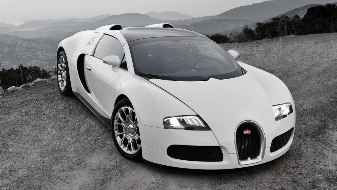 Bugatti Veyron. Se trata de uno de los coches que más están dando que hablar. No solo es uno de los autos más caro del mercado, llegando a costar 1,2 millones de euros, sino que es el vehículo que tiene el jugador de fútbol Karim Benzema. Además, un particular de Estados Unidos vende las ruedas y llantas de un Bugatti Veyron por un precio totalmente desorbitado: 80.000 euros las cuatro. ¿Lo pagarías?