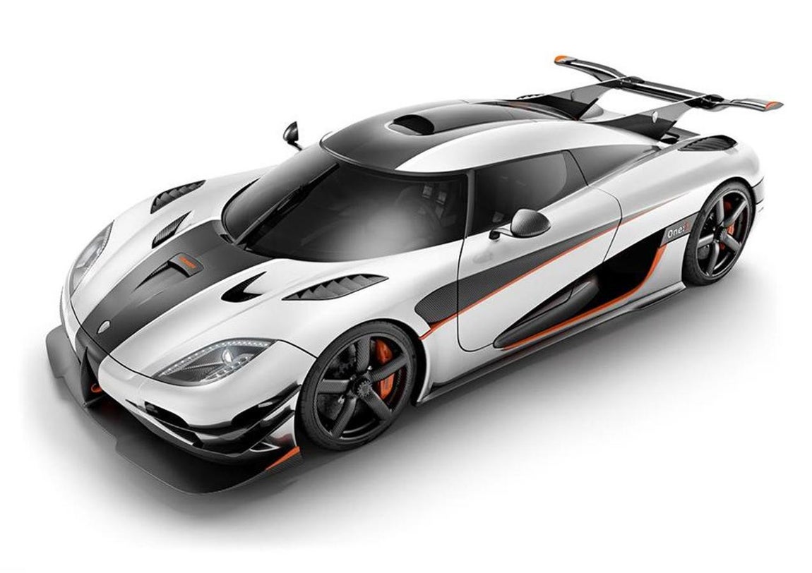 Koenigsegg One. Sorprendentemente, solo se construyeron 6 de estos autos, los cuales se han vendido, y no es de extrañar con velocidades máximas de 439 kilómetros por hora. Hace años se rumoreó que Cristiano Ronaldo tenía uno de ellos, aunque nunca se dejó ver con él. Su precio era de 1,8 millones de euros.