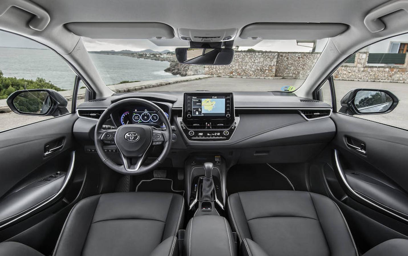 El Corolla Sedan es el «business class» de Toyota, elegante, cómodo y dinámico a pesar de sus dimensiones. 