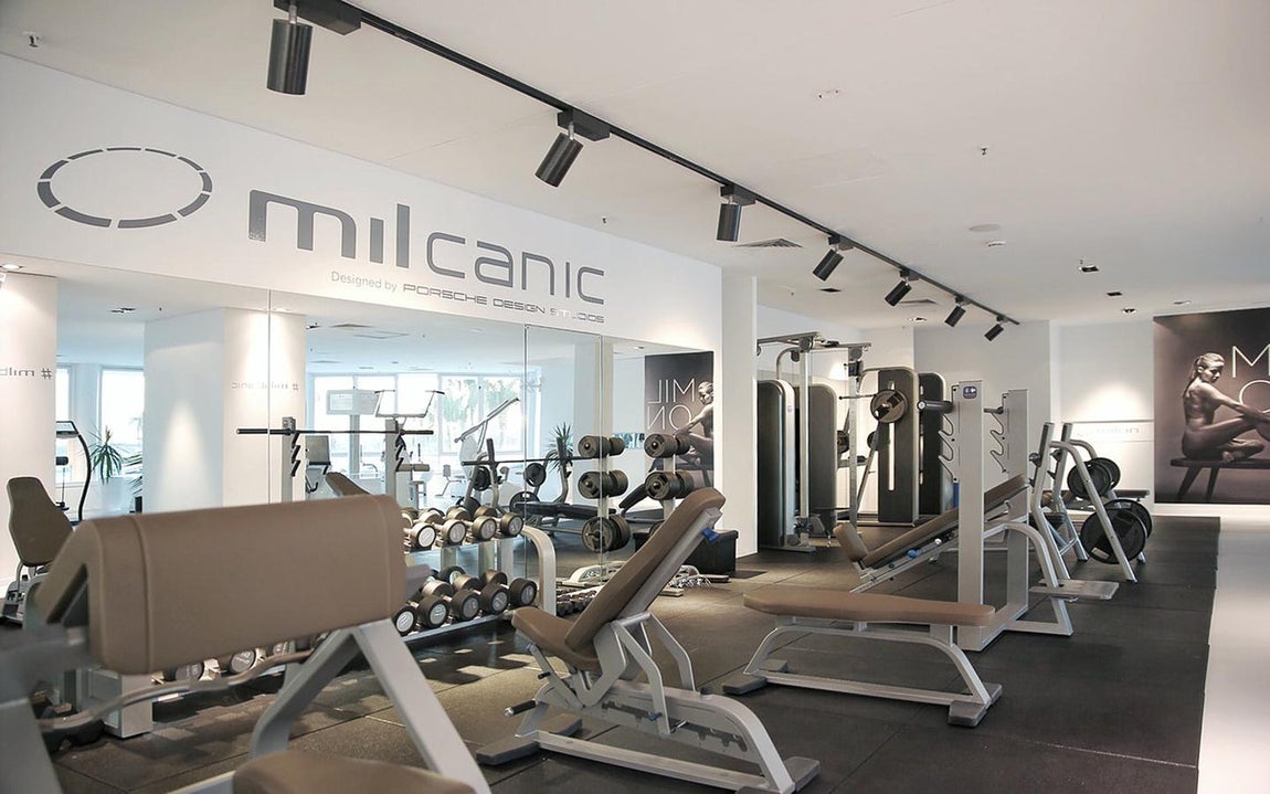 Illoiha Omotesando Fitness Club (Tokyo, Japón). Fue el diseñador Oki Sato el encargado de convertir este gimnasio de Tokio en un espacio totalmente diferente al resto. Por un momento podrás dejar de pensar en el deporte para contemplar la belleza con la que el gimnasio ha sido creado. Diseñó una pared de escalada que es considerada toda una obra de arte, ya que en vez de encontrar piedras se encuentran marcos de fotos y espejos. El gimnasio está estructurado en dos plantas con un único techo para unificar todo el espacio.