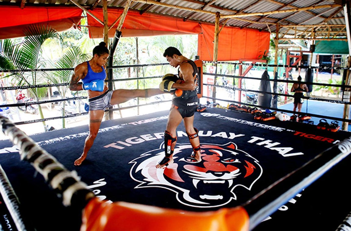 Tiger Muay Thai (Tailandia). Era solo cuestión de tiempo que las artes marciales de origen tailandés llegaran a occidente. Sin embargo, es justo en Phuket, Tailandia donde se encuentra uno de los gimnasio más exclusivos del mundo donde enseñan esta destreza. Y aunque por lo general se imparte en lugares cerrados, hay alguna que otra clase que se lleva a cabo como antiguamente: al aire libre rodeados de maleza. Poder disfrutar de estas artes es posible en el Tiger Muay Thai desde casi 1.000 euros al mes.