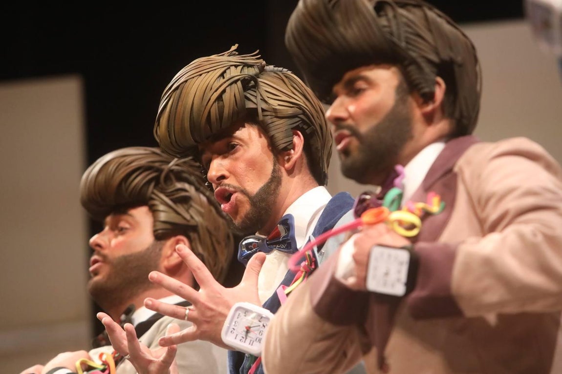 FOTOS: chirigota Paqui, baja aunque sea en pijama