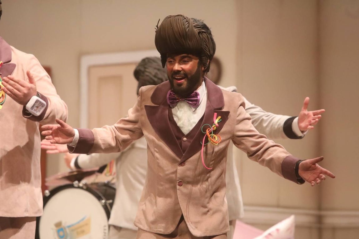 FOTOS: chirigota Paqui, baja aunque sea en pijama