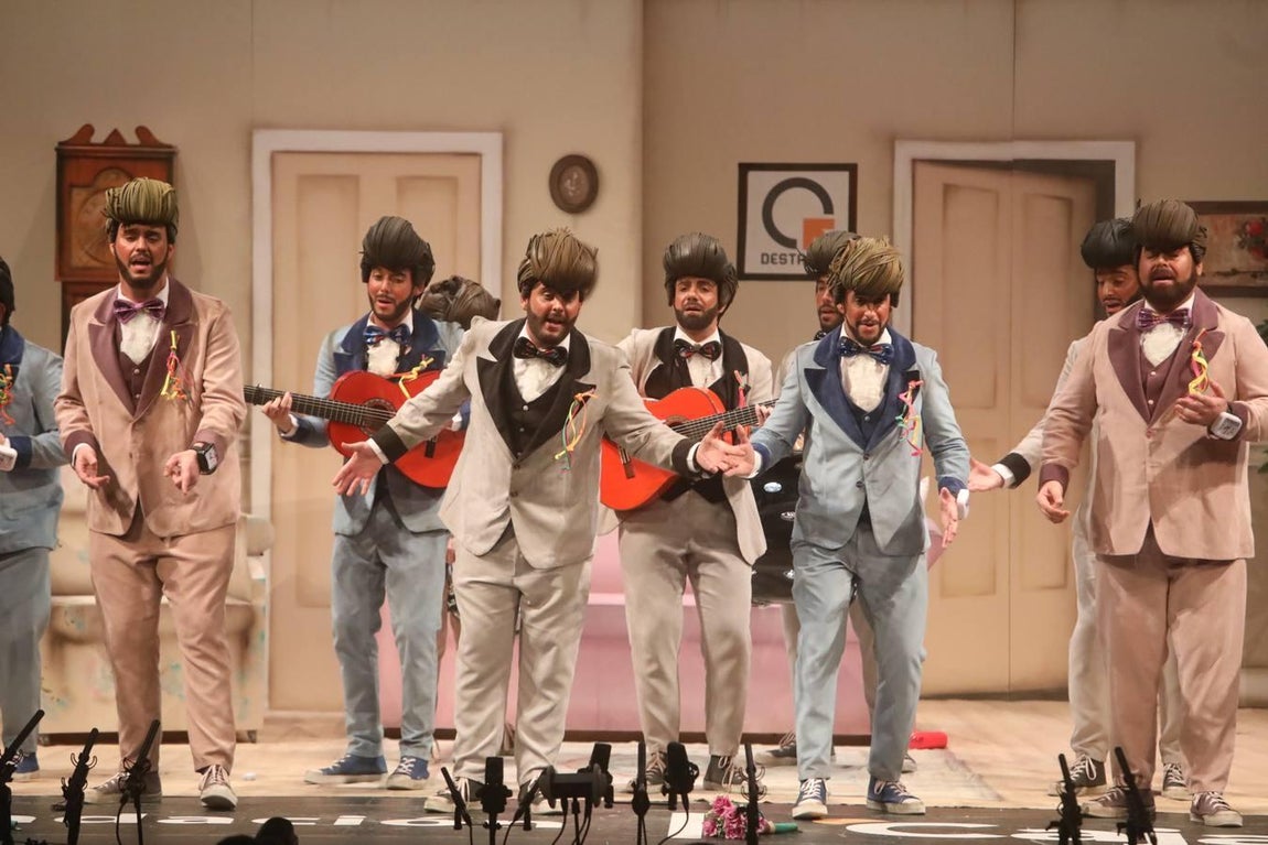 FOTOS: chirigota Paqui, baja aunque sea en pijama