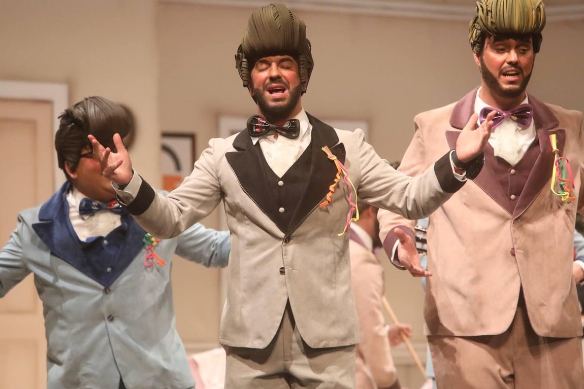 FOTOS: chirigota Paqui, baja aunque sea en pijama