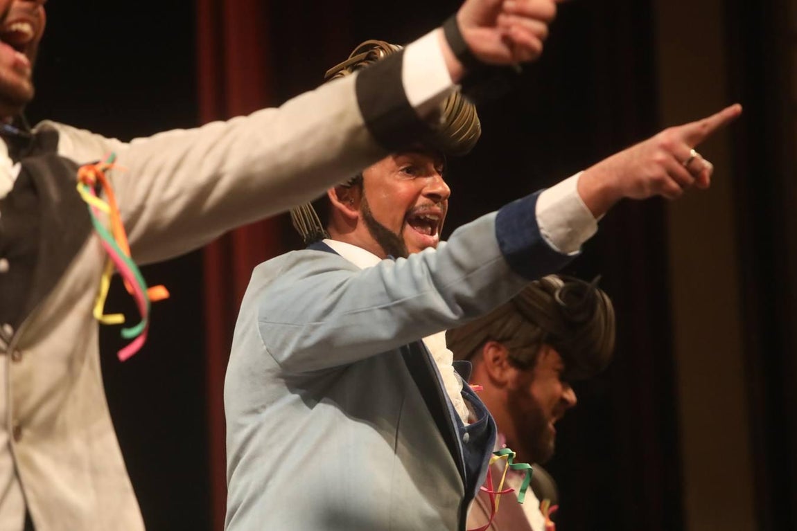 FOTOS: chirigota Paqui, baja aunque sea en pijama