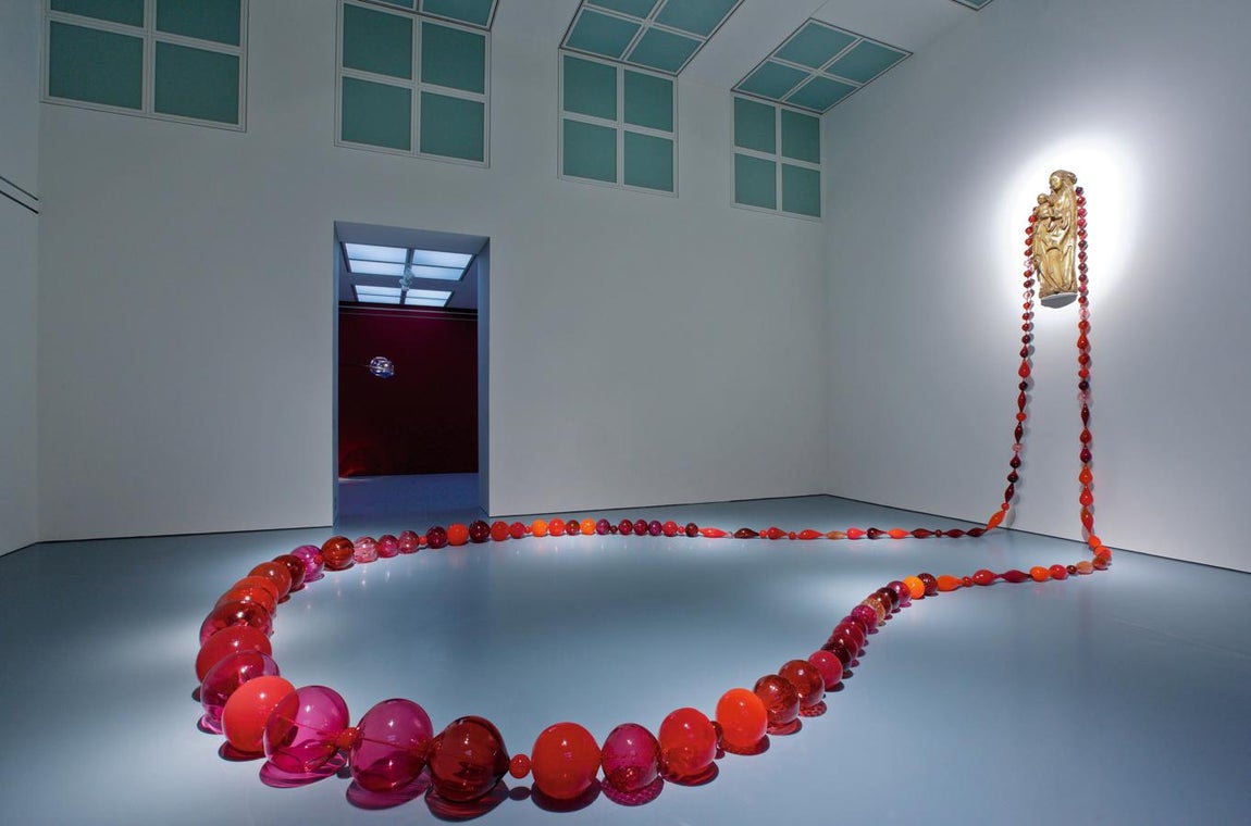 Maria Roosen, Red Roosenary, 2008, vidrio soplado, cuerda y talla de una virgen del siglo XV, 350 x 1500 x 40 cm, Stedelijk Museum, Amsterdam. 