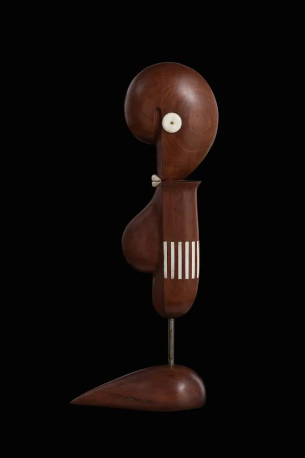 Oskar Schlemmer, Groteske, 1923-32, madera de afzelia, marfil incrustado y aplicado, barra de acero, 2 clavos de latón, altura 57 cm. 