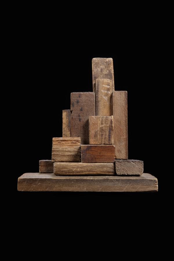 Paul Joostens, objeto Dada, circa 1920, ensamblaje de madera, 28 x 25,7 x 14,7 cm. 