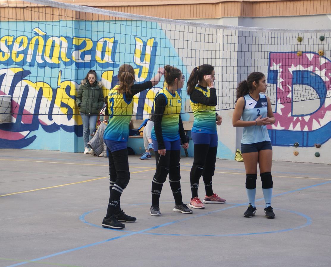 Las mejores imágenes del partido de voleibol entre Decroly &quot;A&quot; y Santo Domingo Savio