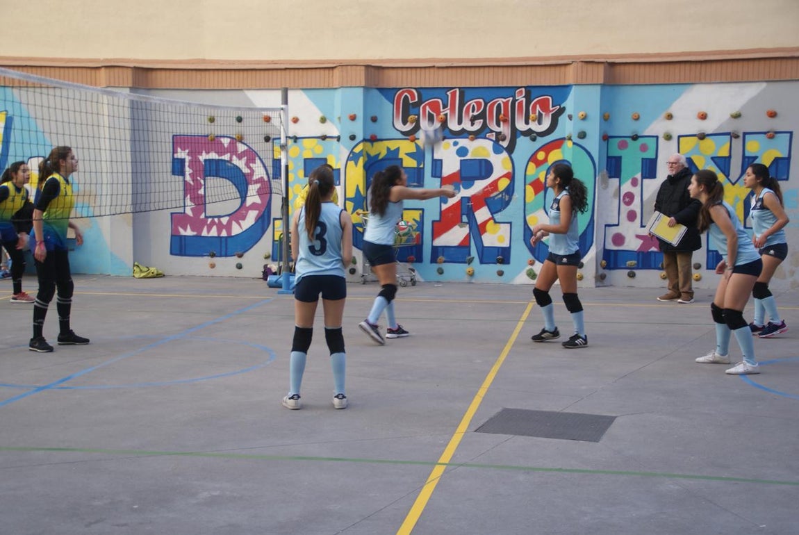 Las mejores imágenes del partido de voleibol entre Decroly &quot;A&quot; y Santo Domingo Savio