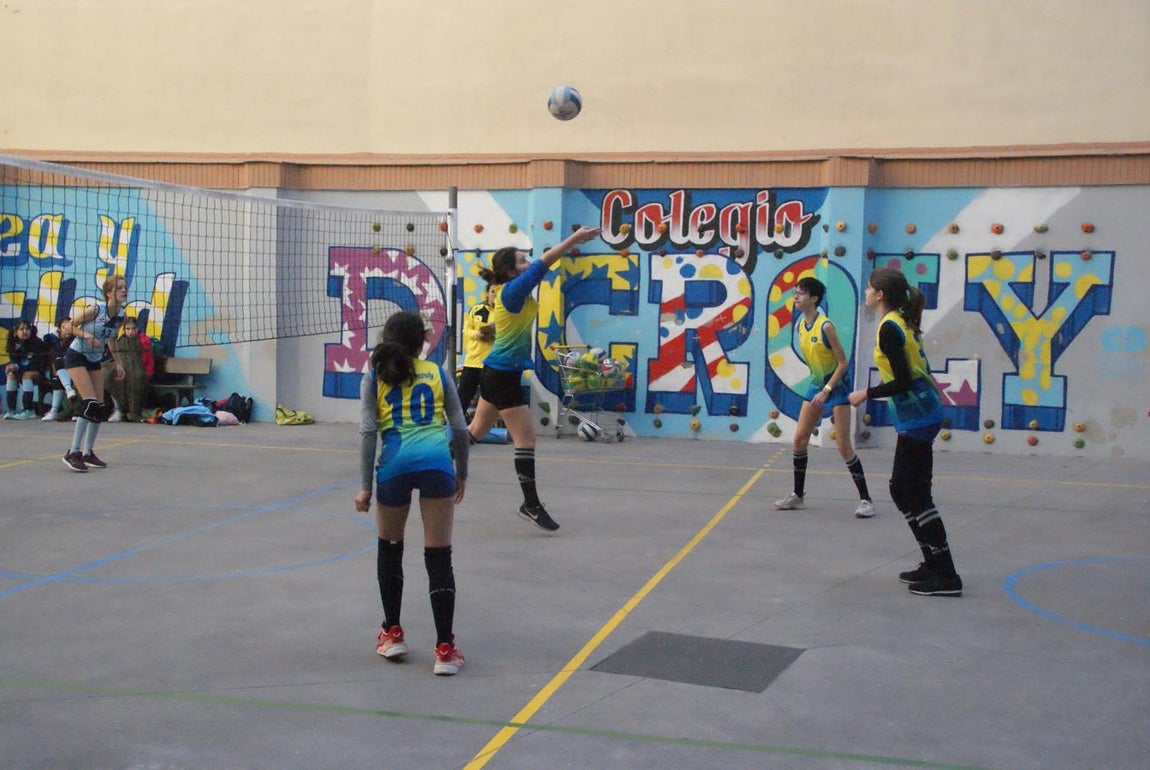 Las mejores imágenes del partido de voleibol entre Decroly &quot;A&quot; y Santo Domingo Savio