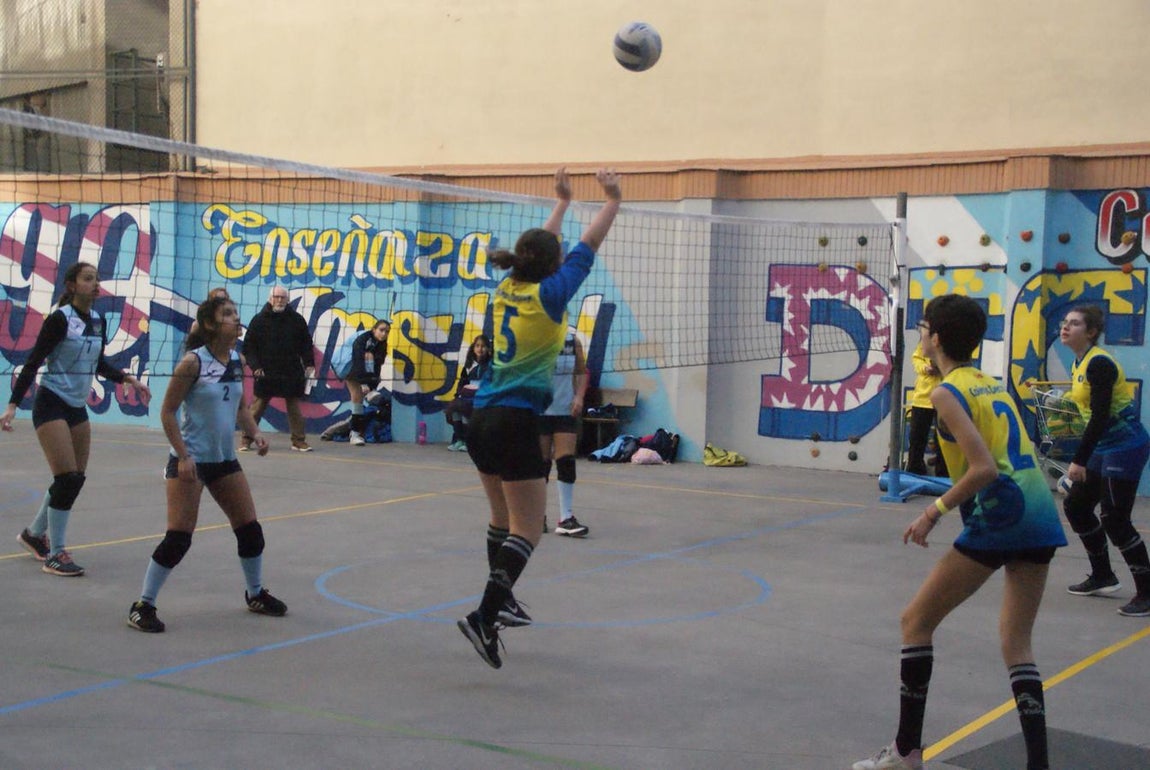 Las mejores imágenes del partido de voleibol entre Decroly &quot;A&quot; y Santo Domingo Savio