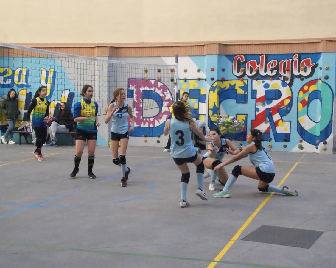 Las mejores imágenes del partido de voleibol entre Decroly &quot;A&quot; y Santo Domingo Savio