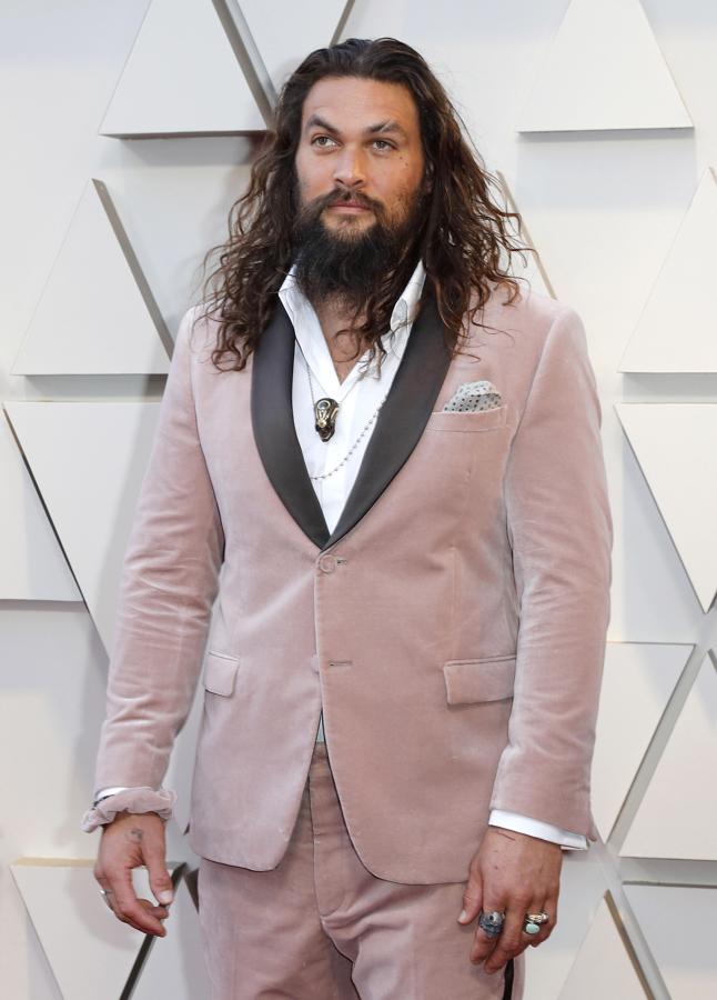 Jason Momoa. De esmoquin en terciopelo rosa