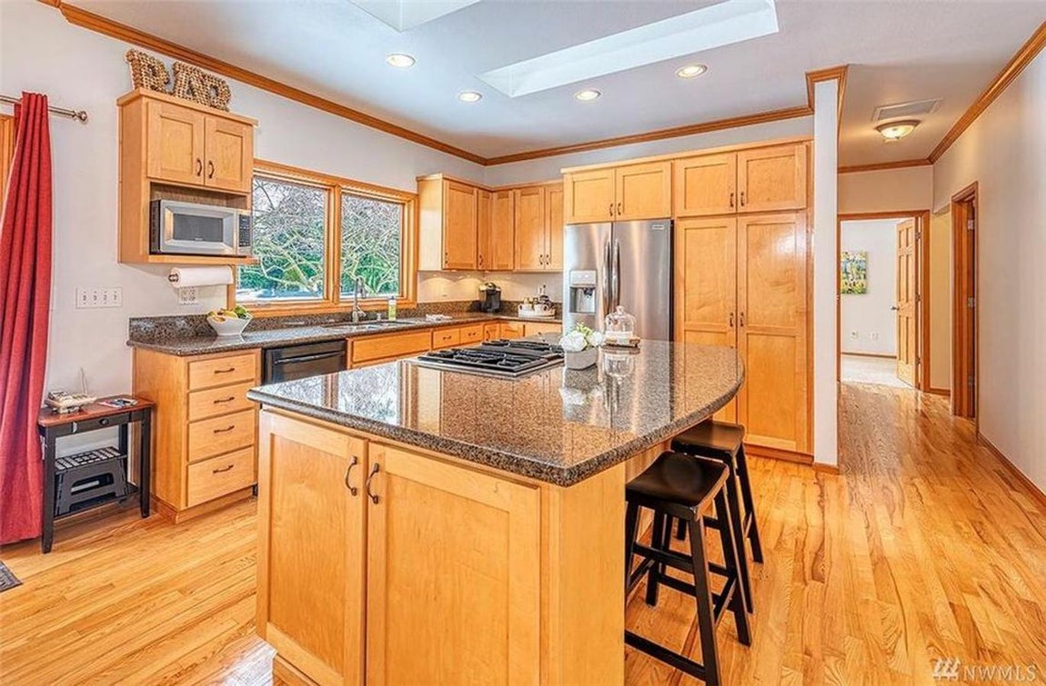 Cocina. El libro ‘The Everything Store’, que narra la historia de la compañía, dice que en realidad Amazon tenía su base allí "durante solo unos meses". Cuando comenzó a contratar a más personas, se mudó a una pequeña oficina en Sodo, y Jeff y ahora la futura exesposa MacKenzie se mudaron de la casa a un apartamento de Belltown.