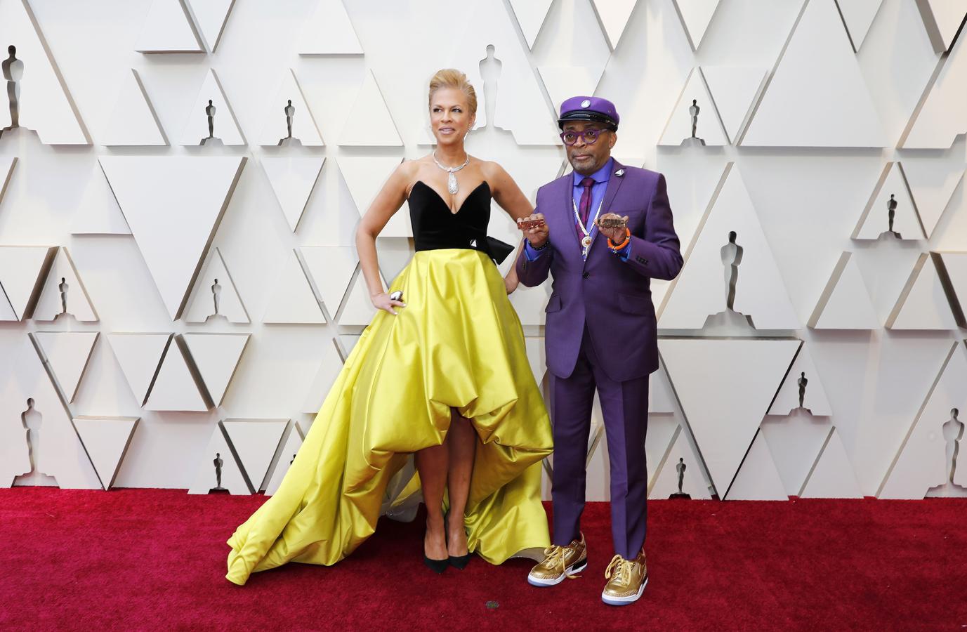 Spike Lee. Zapatillas doradas y traje morado, camisa lila, gafas moradas en homenaje a Prince y su “Purple Rain"