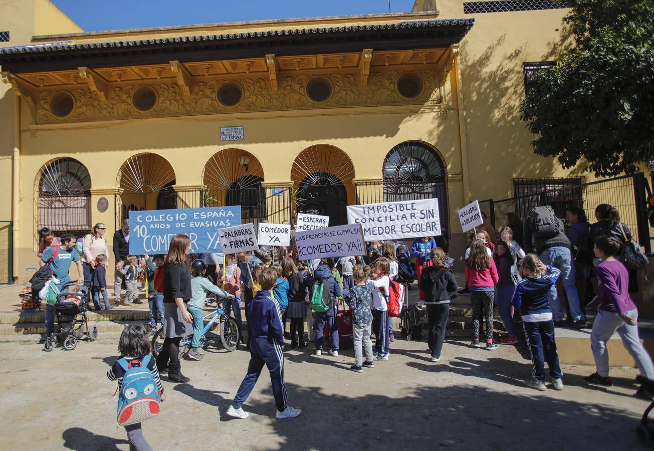 La Junta de Andalucía buscará con los padres del colegio España una solución a la falta de comedor