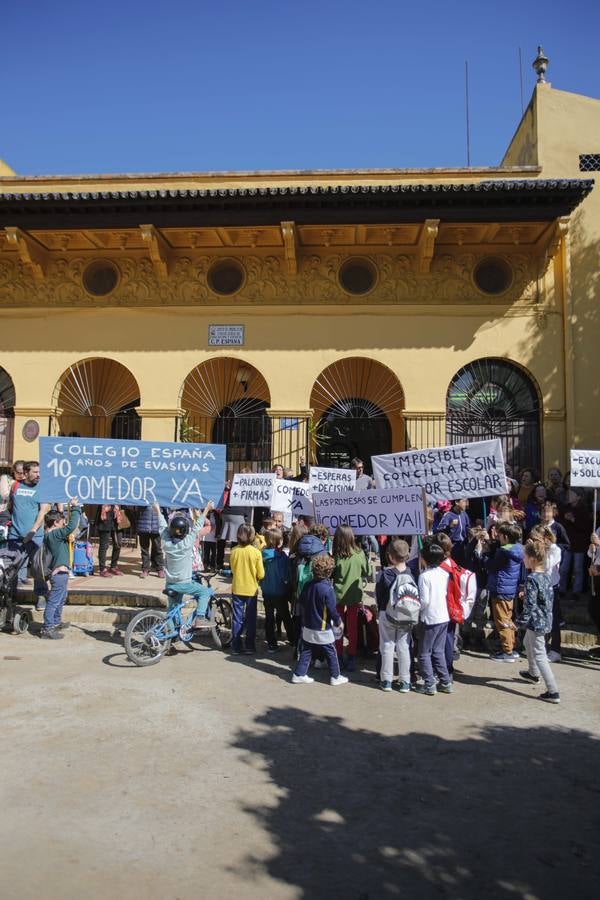 Concentración de protesta pidiendo un comedor en el colegio España