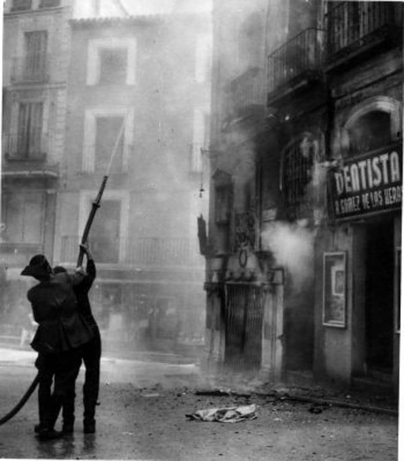 Incendio en un comercio situado en el inicio de la cuesta de Belén en los años sesenta. Foto Rodríguez. Archivo Histórico Provincial de Toledo. 