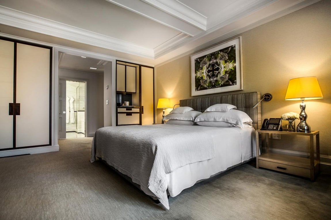 Suite principal. El lugar escogido para este divertido evento ha sido el excéntrico hotel The Mark, en pleno centro de Manhattan. Dicho hotel cuenta con una inmensa terraza privada en la azotea, con privilegiadas vistas de la ciudad que lo convierten en uno de los mejores hoteles de la gran manzana. Una vez allí, las chicas disfrutaron de este bonito evento, una tendencia cada vez más extendida entre las futuras mamás.